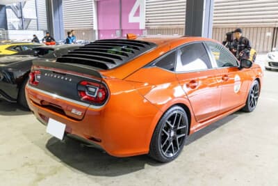 2025年式 光岡 M55:細部にまでこだわったヴィンテージ感漂うリアビューが道行く人の目を奪う。最新のシャシーをベースにしながらもクルマ本来の楽しさを形にした光岡らしい遊び心に溢れた1台だ