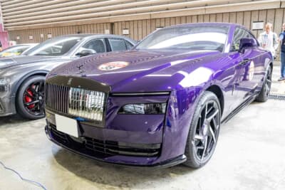 2025年式 ロールス・ロイス Black Badge Spectre:ブランド初の電気自動車にして究極のラグジュアリークーペ。ブラックバッジ仕様のダークな装いが伝統のパルテノングリルに現代的でアグレッシブな表情を与えている