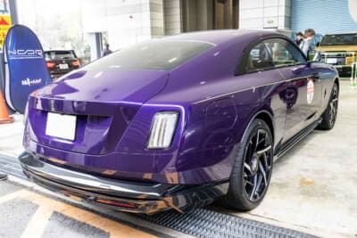 2025年式 ロールス・ロイス Black Badge Spectre:静寂の中で滑らかに走り去る姿はまさに「亡霊」のような神秘的な美しさ。電動化されても変わることのない魔法の絨毯の乗り味を予感させる優雅なリアビューだ