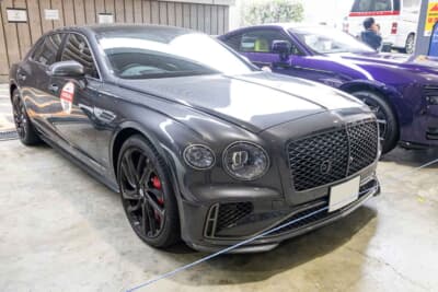 2025年式 ベントレー Flying Spur Speed:世界最高の4ドアグランドツアラーが誇る圧倒的な存在感。スピードの名に相応しいダークなトリムがベントレー伝統の気品にスポーティな緊張感をプラスしている