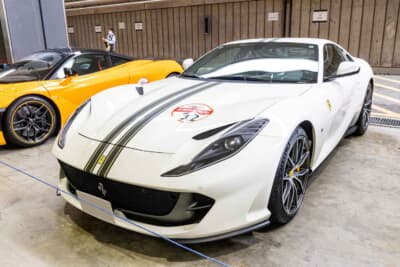 2020年式 フェラーリ 812 superfast:800馬力を誇る6.5L V12エンジンをフロントに積むモンスターマシン。ロングノーズ・ショートデッキのプロポーションを最新の空力技術で磨き上げた究極のFRフェラーリだ