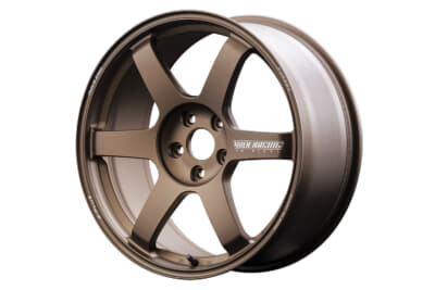 VOLK RACING TE37 SAGA S-plus：ブロンズ［アルマイト］（BR）初代TE37が登場したのは、遡ること30年前。それ以来、TE37の6本スポークはボルクレーシングの伝統デザインとなり、今なお継承され続けている。そして性能面は、車両パワーの増大やタイヤのグリップレベルの向上など、時代の変化にあわせて数々のアップデートを重ね、スポーツホイールの代表格とも言える存在になっている