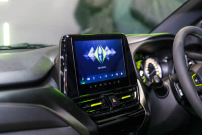 スズキ フロンクス シーバス ナイトゲーム：インテリアには蛍光イエローのアクセントが与えられる