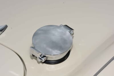 オースチン ヒーレー 100-6： レーシーな雰囲気を一気に高めるクローム仕上げのクイックフィラーキャップ