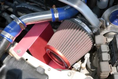 スズキ カプチーノ：エアクリーナーはモンスタースポーツの剥き出しタイプ。インタークーラーのパイピングはトラブルの予防を兼ねステンレス製に交換