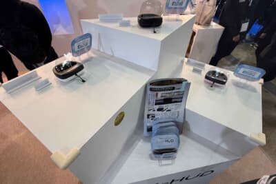 昨今の高級車などには搭載されていることが多いHUDですが、軽自動車や小型車などには標準装備されていないため、そういったクルマに乗っている方にも手軽に導入できます