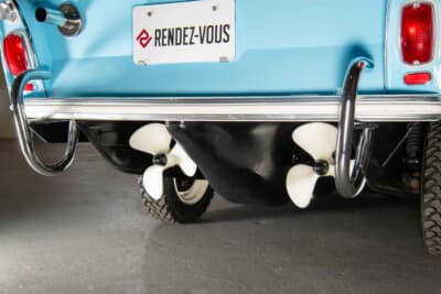 アンフィカー770:バンパー下を覗くと、プラスティック製の白いスクリューが左右に2つ装着されている