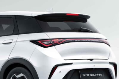 BYD DOLPHIN:幾何学的なリアコンビネーションライトを水平のラインで結んだユニークなデザインのリアセクション