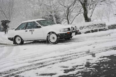 まさに「モンテカルロ・ラリー」を彷彿とさせる光景だ