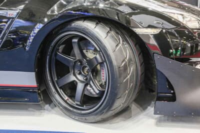 現役バリバリのタイムアタック仕様GT-Rを手掛けたのはグローバルオート。発売されたばかりなR888RDの新サイズを装着する