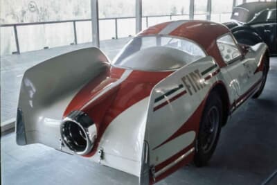 フィアット トゥルビーナ：フィアットから寄贈された1954年製の「トゥルビーナ」。その名のとおり、革新的なガスタービンエンジンを搭載した実験車両であり、航空機を思わせる流麗な空力ボディは今見ても未来感に溢れている