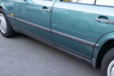 メルセデス・ベンツ124ミディアムクラス・セダン:後期型のようなパネルがつかないナローなサイドビューこそ、前期型の真骨頂だ