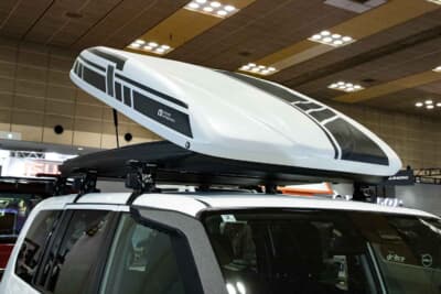 トヨタ プロボックス：大容量さに気がつかないほどスタイリッシュな造形美を見せるルーフボックス