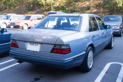 メルセデス・ベンツ 300E：セダンの黄金比とも言えるリアビュー。ビルシュタインのショックで整えられた姿勢が美しい