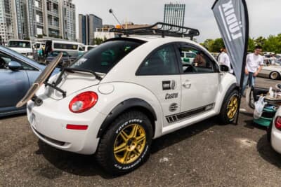 VWビートル：リアから見ても、切り詰められたバンパーと高い最低地上高がバハバグらしさを強く感じさせる