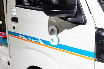 ダイハツ ハイゼットトラック ジャンボ EXTEND3：ボディにアクセントを添えるストライプ。アウトドアギアのような洗練された印象を与える