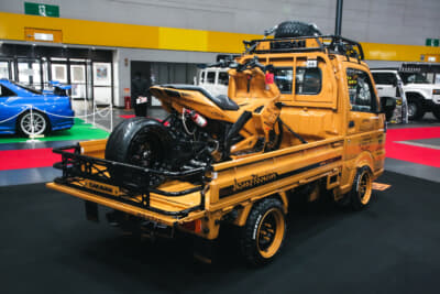 トラックとして荷物を運ぶという本来の使命を果たすため、車高はあえてローダウンされている