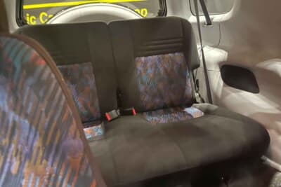 いすゞ ヴィークロス：2ドアクーペのようなタイトな居住空間。質感の高い素材が使われており、限られたスペースの中に「スペシャリティ」としてのこだわりが凝縮されている