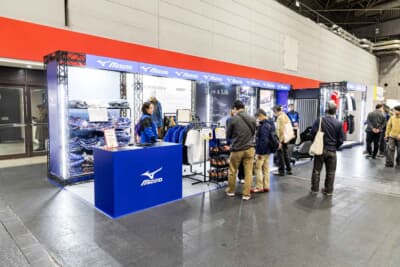 常に賑わいを見せていたブース全景。スポーツとカーカルチャーの融合を象徴する