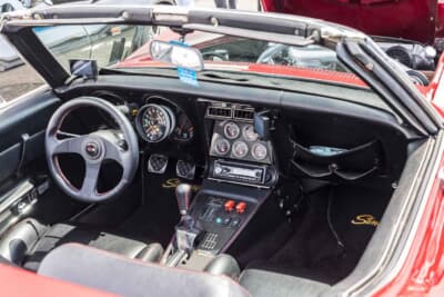 シボレー コルベットC3コンバーチブル：トランスミッションも純正の3速オートマチックから6速マニュアルに換装されており、よりダイレクトな走りを楽しめる仕様になっている