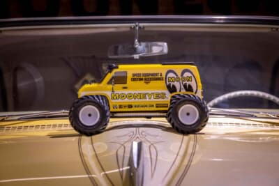 シャシーに組み込まれたサイドマフラーが、リアルなスケール感とカスタムカー特有の遊び心をプラス。さらに走りの気分も盛り上げます