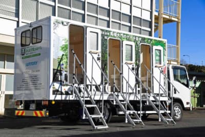 トイレは全部で5室。トラック前方、中程は左右に同じ作りの部屋となっており、後部は車椅子でも入れる広い作りの部屋のトイレとなる。後部のトイレは運転席側は階段で、助手席側は電動リフトでの昇降となる。広い部屋を中で仕切れるドアも付いている