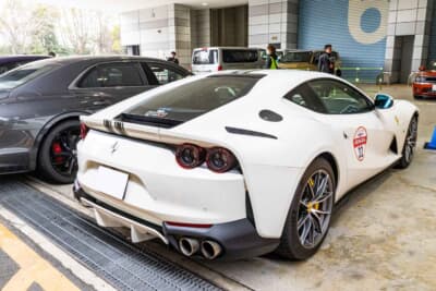 2020年式 フェラーリ 812 superfast:力強く張り出したリアフェンダーと4灯テールランプが織りなす迫力のリアエンド。圧倒的なトルクで路面を蹴り出し地平線へと消えゆく後ろ姿はまさにスーパーファストの名に相応しい