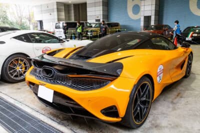 2024年式 マクラーレン 750S:拡大されたリアウィングとセンター出しマフラーが織りなす機能的なリアビュー。V8ツインターボが奏でる咆哮とともに異次元の加速を見せるその姿はまさに公道のレーシングカーだ