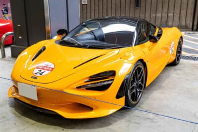 2024年式 マクラーレン 750S:720Sの正統進化版として登場したマクラーレン最新の市販モデル。空力を極限まで突き詰めた「アイソケット」デザインのヘッドライト周りがブランド独自のアイデンティティを放っている