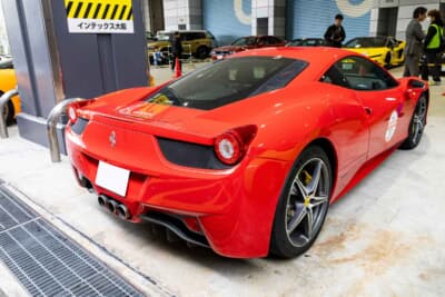 2013年式 フェラーリ 458イタリア:伝統の丸型テールランプとセンター3本出しマフラーが特徴的なリアビュー。9000回転まで回る自然吸気V8エンジンの咆哮は公道を一瞬にしてサーキットへと変える魔力を持つ