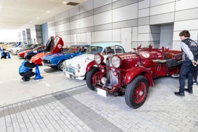 スーパーカーからクラシックまで、多種多様なエンジンレイアウトを持つマシンたちが一堂に会し、スタートの時を静かに待っている