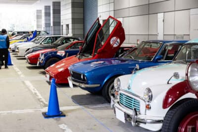 新旧のスーパーカーやクラシックカーがずらりと並ぶ光景は圧巻の一言。NCCRならではの多種多様な名車たちが一堂に会し、イベント開始前の会場には心地よい緊張感と華やかな熱気が満ち溢れている
