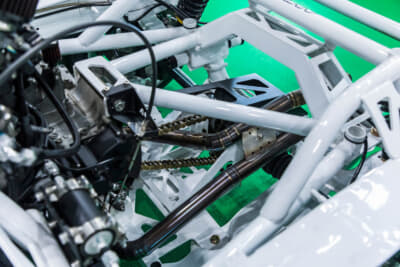 AMEND プレデター：出力をチェーンで取り出したうえで、リアにワンオフで製作したデフを介してリアタイヤに伝達する