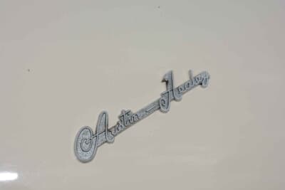 オースチン ヒーレー 100-6： 1950年代の英国車らしいクラシカルな書体が魅力のリアエンブレム