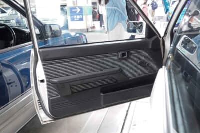 トヨタ カローラFX：33年間ワンオーナーが大事にしていただけあり、ドアの内張りも新車のようだ