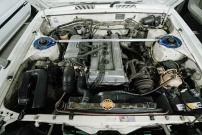 トヨタ セリカ カムリ 2000GT：インジェクターやオルタネーターなどを刷新し、27年ぶりに目覚めた18R-GEU。走行距離はまだ8万6000kmと若く、パワフルな走りを披露する