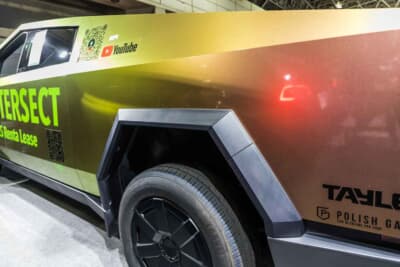 テスラ サイバートラック： 本来は無塗装のステンレス地に施されたカメレオンカラーのラッピング