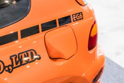 ホンダ シビック：フェンダーの膨らみに合わせて、給油口の形状も変えている