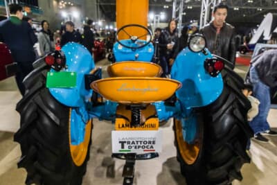 ランボルギーニ 3352R：シート背面には誇らしげに刻まれた伝統のブランドロゴ