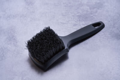 JELBOタイヤクリーニングブラシ￥600■用途：タイヤ、フェンダーライナー内などの汚れ除去■材質：本体、ブラシともにPP■サイズ（mm）：長さ210×幅65×高さ60（グリップ部：幅28×高さ10）