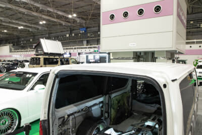 AMEND：身長170cmくらいなら、普通にハイエースの屋根が見える高さ。街中で見るハイエースは車内に乗り込む際にもアシストグリップを握って“よっこいしょ”と乗り込むほどなのに。屋根をチョップして短くしたのではなく、お腹の下を切って地面に埋れさせていっている…的なイメージ