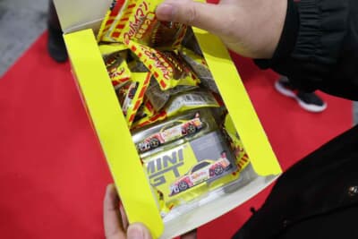 箱の中にはミニカーとスッパイマン大粒じゅーしーはちみつ梅が一緒に入っている