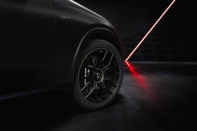 メルセデスAMG GLC 53 4MATIC+:足もとの21インチ鍛造AMGホイールのリムにはテックゴールドリムを採用