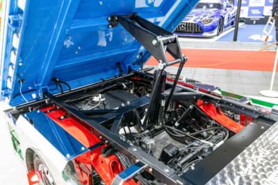 ダイハツ ハイゼット トラック PTO ダンプ 大発命:シャシーを赤く塗り、ボディカラーを青としたのも、トラックならではの“心意気”を表現したもの