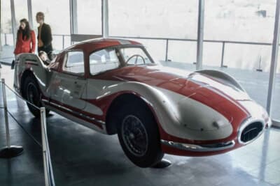 フィアット トゥルビーナ：最高速度250km/hを目標に開発された、フィアットの圧倒的な技術力を示す歴史的コンセプトカー。背面に備えられた特徴的な排気口が、真のガスタービンエンジン搭載車であることを静かに物語っている