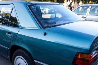 メルセデス・ベンツ124ミディアムクラス・セダン:滑らかに絞り込まれるCピラーからトランクへのラインが、W124特有のエレガンスを生む