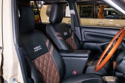 トヨタ プロボックス：新製品のブラック×ダークブラウン・シートカバー