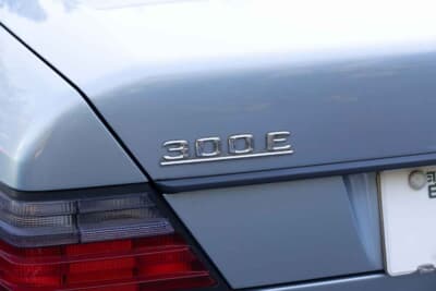 メルセデス・ベンツ 300E：控えめに主張する「300E」の文字。W124なかでも、直列6気筒の滑らかさを象徴するモデル