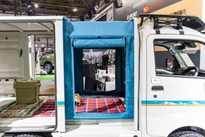 ダイハツ ハイゼットトラック ジャンボ EXTEND3：プライバシーを確保する専用カーテン。車中泊時の快適性を格段に高めてくれる