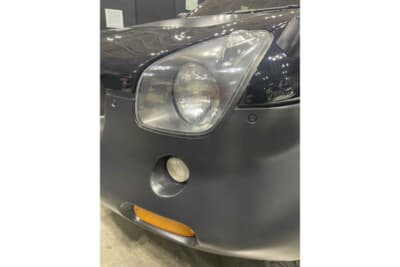 いすゞ ヴィークロス：鋭い眼光を放つヘッドライトユニット。ポリプロピレン製のグリルガード風パネルとのコントラストが、ヴィークロス特有の無機質な美しさを強調する